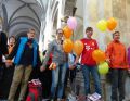 Die Kirche ist überfüllt und die Gläubigen belagern die Seitenschiffe (Haug)