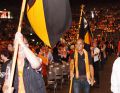 Hunderte Banner nehmen ihren Platz ein (Behrendt)