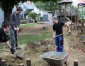 Die Aufgabe: Das Matschloch des Kindergartens wird ausgehoben 