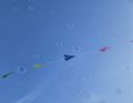 Seifenblasen vor Wimpelhimmel