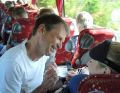 Im Bus gibt es noch wichtige Informationen für die Reise. (Bild: Daniela Dörfler) 