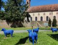 Eine Herde von blauen Schafen des Künstlers Rainer Bonk mahnen zum Frieden und für Toleranz. 