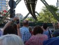Von der Brücke über die Wupper warten die Teilnehmenden auf die erste Bahn. 
