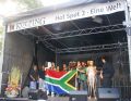 Nach dem Morgengebet stehen unsere südafrikanischen Gäste auf der Bühne (Waschke)