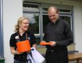 Diözesanleiterin Steffi Ritter übergibt die Kolpingjugend-Frisbee zur 72-Stunden-Aktion an Weihbischof Florian Wörner